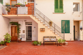 LA CORTE DI SAN FREDIANO, Florence